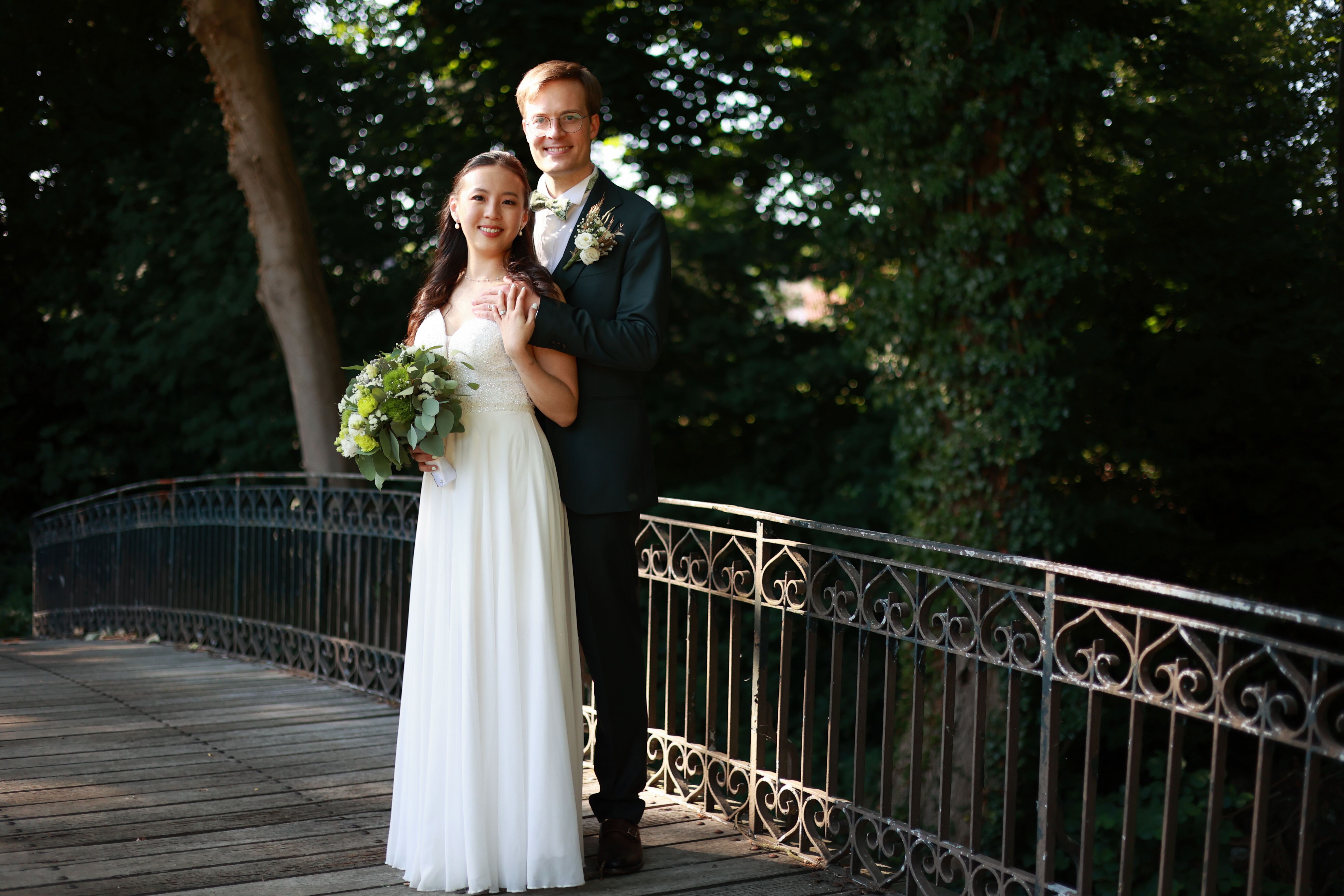 Couple sur pont romantique